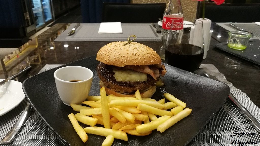 Hilton Garden Inn Kraków Airport - burger